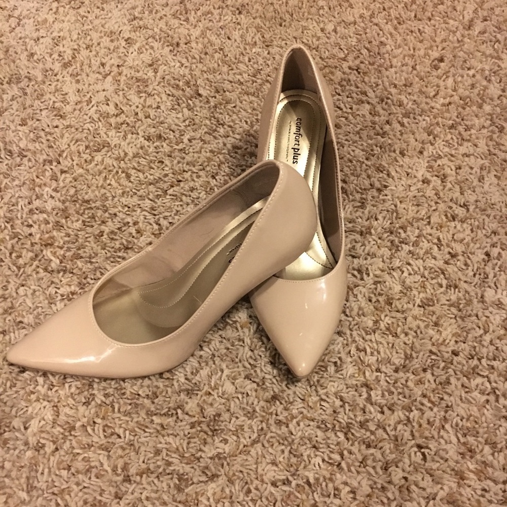 Nude pumps